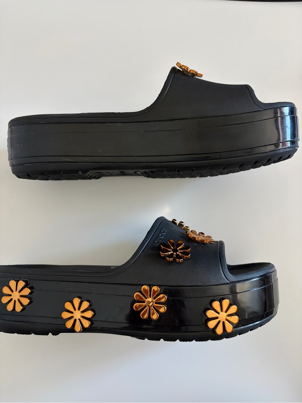 Crocs Crocband Metallic Bloom Platform Slides Gold Black Floral Charms Sz 9 Rare - Picture 9 of 16